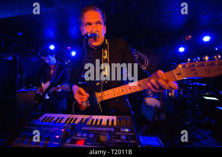 Band: Andere Menschen im Konzert an König Tutts Wah Wah Hütte in Glasgow. Stockfoto