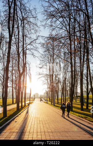 Europa, Belarus, Minsk, Trinity Suburb & Zentrale Minsk, Sonnenuntergang in einem Stadtpark Stockfoto