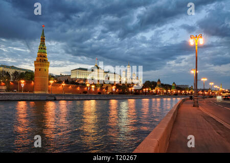 = Lichter des Moskauer Kreml gegen bewölkter Himmel im Frühjahr Twilight = Schöne Moskau nacht Stadtbild mit einem Blick vom Ufer der Moskva Sofiyskaya Stockfoto