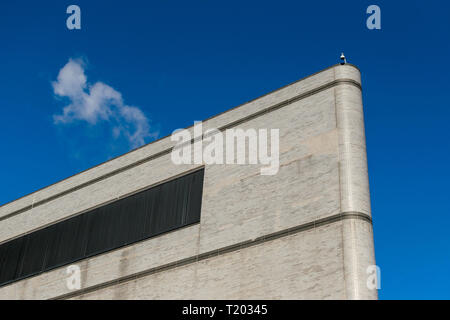 Überwachung Kamera montiert auf einem sehr hohen Gebäude in New York City, NY, USA Stockfoto