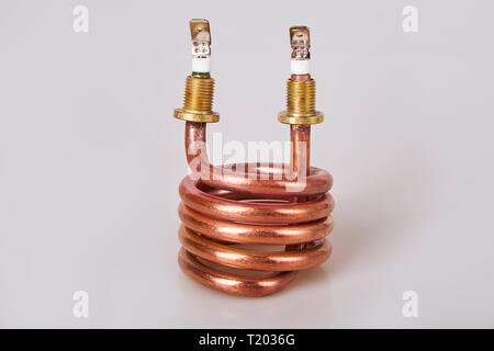 Heizelemente für Kaffeemaschinen auf weißem Hintergrund Stockfoto