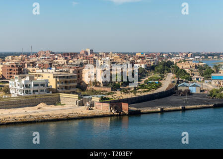 Ismailia, Ägypten - November 5, 2017: Wohngebäude am Ufer des Suezkanals in einem Vorort von Ismailia Stadt, Ägypten, Afrika (Al Taawon). Stockfoto