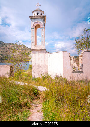 Verlassene Kirche St. Nikolaus im Kouris Behälter (kouris Dam), Limassol, Zypern Stockfoto