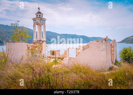 Verlassene Kirche St. Nikolaus im Kouris Behälter (kouris Dam), Limassol, Zypern Stockfoto