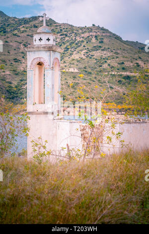 Verlassene Kirche St. Nikolaus im Kouris Behälter (kouris Dam), Limassol, Zypern Stockfoto