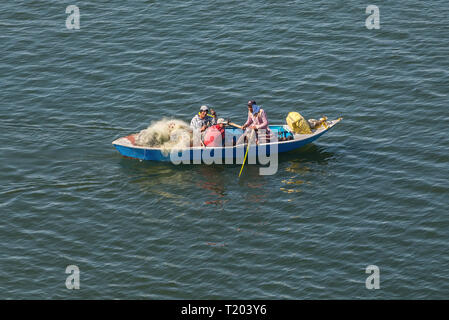 Ismailia, Ägypten - November 5, 2017: Fischer in hölzernen Bootes Fische fangen Net auf der Neuen Suez Kanal, Ismailia, Ägypten, Afrika. Stockfoto