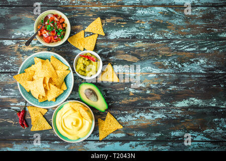 Tortilla Chips und verschiedenen Dips Stockfoto