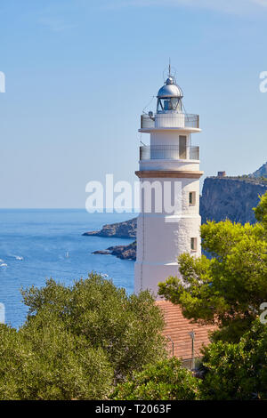 Cap Gros Leuchtturm auf einer Klippe in der Nähe von Port Soller, Mallorca, Spanien. Stockfoto