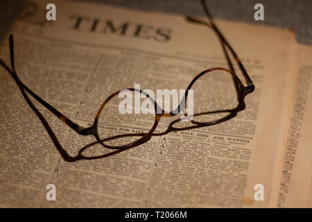 Financial Times mit Brille Stockfoto