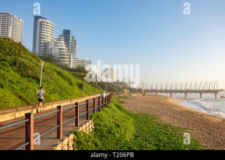 Strandpromenade und Fischbein Pier bei Sonnenaufgang, Umhlanga Rocks, Umhlanga, KwaZulu-Natal, Südafrika Stockfoto