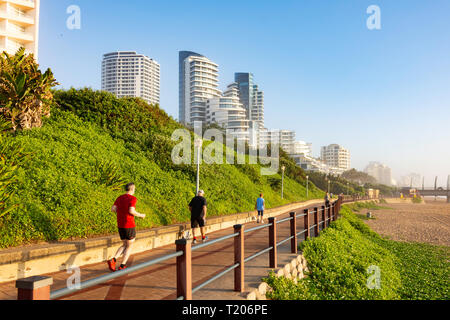 Strandpromenade bei Sonnenaufgang, Umhlanga Rocks, Umhlanga, KwaZulu-Natal, Südafrika Stockfoto