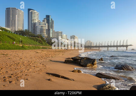 Strandpromenade und Fischbein Pier bei Sonnenaufgang, Umhlanga Rocks, Umhlanga, KwaZulu-Natal, Südafrika Stockfoto