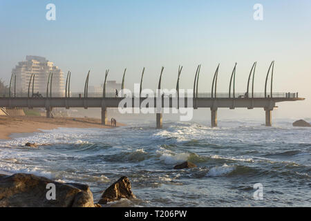 Strandpromenade und Fischbein Pier bei Sonnenaufgang, Umhlanga Rocks, Umhlanga, KwaZulu-Natal, Südafrika Stockfoto