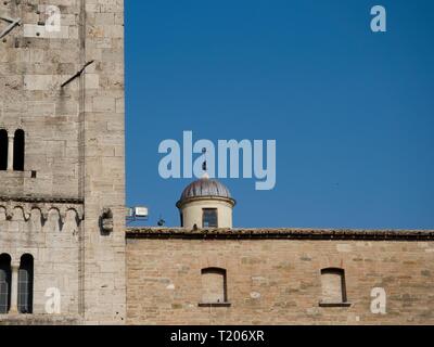 Bevagna Umbrien Italia Italien. Fassade, Detail der Kirche von San Michele Arcangelo. Stockfoto