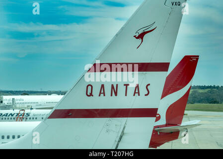 Der Schwanz einer Boeing 737 838 (VH-VXQ) in Qantas livery 1959 mit der modernen und aktuellen Farbschema im Hintergrund am Sydney Flughafen lackiert Stockfoto