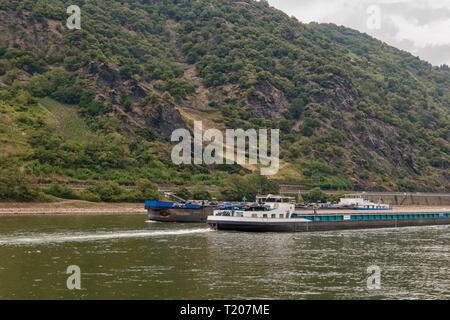 Frachtschiffe auf dem Rhein in Deutschland Stockfoto