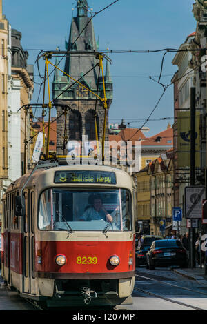 Prag, Tschechische Republik - September, 17, 2019: Fahrer eines Retro tram in der Altstadt von Prag mit Henry Turm im Hintergrund. Der Prager Straßenbahn Stockfoto