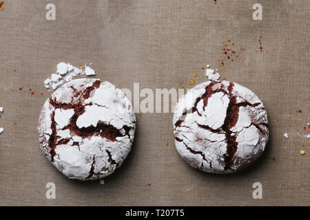 Kekse mit Schokolade Risse auf Backpapier Ansicht von oben. Stockfoto