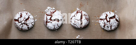 Kekse mit Schokolade Risse auf Backpapier Ansicht von oben. Stockfoto