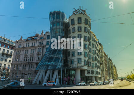 Prag, Tschechische Republik - September 17, 2019: Modernes Gebäude, auch bekannt als das Tanzende Haus, entworfen von Vlado Milunic und Frank O. Gehry steht Stockfoto
