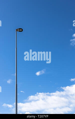 LED-Straßenlampe am blauen Himmel Stockfoto