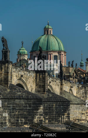 Prag, Tschechische Republik - September 17, 2019: Die Menschen gehen auf die Karlsbrücke, eine berühmte historische Brücke, die die Moldau überquert. Stockfoto