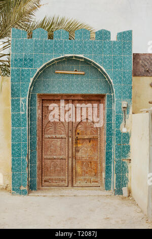 Vor einem Haus in einem Dorf in Oman. Mit bunten Kacheln dekoriert. Stockfoto