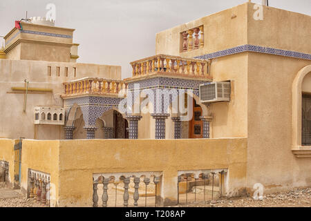 Schön eingerichtetes Haus mit keramischen Fliesen im Oman Stockfoto