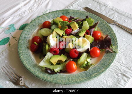 Ein Poole Pottery Platte mit einem gesunden Salat Stockfoto