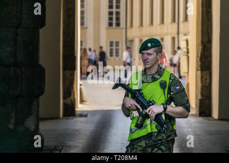 Prag, Tschechische Republik - September 18, 2019: Prager Burg Wächter auf Aufgabe außerhalb einer der wichtigsten Gateways. Stockfoto