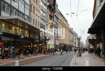 Genf, Schweiz - 26 November, 2016: Rue du Marche, Blick auf die Straße von Genf Stadt. Gewöhnliche Menschen gehen auf die Straße Stockfoto