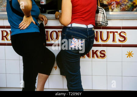 Zwei Frauen stehen an einem Fast Food-Kette. Southend-on-Sea. Essex. England. UK Stockfoto