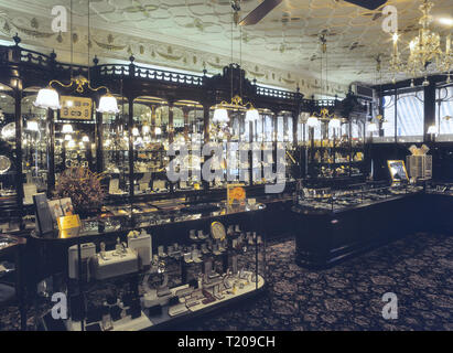 Shop Interior von Payne & Sohn Ltd Juweliere & Silberschmiede. Tunbridge Wells, Kent, England, Großbritannien Stockfoto