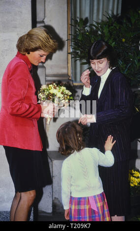 Prinzessin Diana trifft auf taube & Sehbehinderten 5-jährige Lucy Smith bei einem Besuch anwesend Auszeichnungen bei der Einführung von Gehörlosen Accord, Lebensmittelgeschäft Hall, London, für die British Deaf Association vom 16. November 1988 Stockfoto