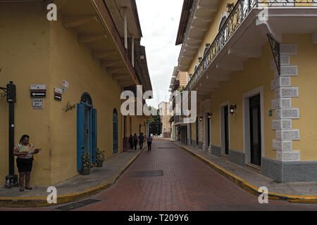 Strasse mit Häusern im Kolonialstil in der Altstadt Casco Viejo von Panama City Stockfoto