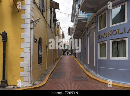 Strasse mit Häusern im Kolonialstil in der Altstadt Casco Viejo von Panama City Stockfoto