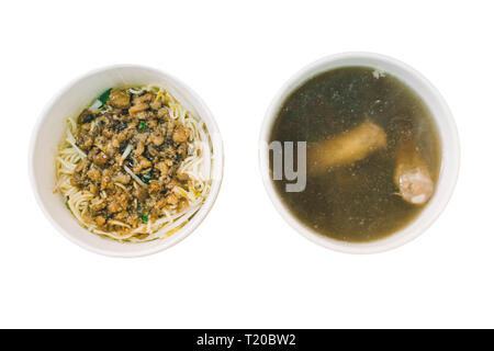 taiwan oder asiatische Trockenrührnudel mit Suppe auf chinesische Weise. Draufsicht. Stockfoto