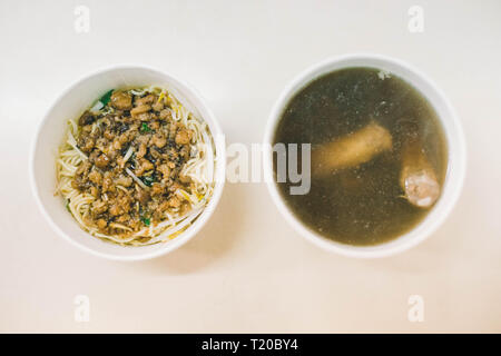 taiwan oder asiatische Trockenrührnudel mit Suppe auf chinesische Weise. Draufsicht. Stockfoto