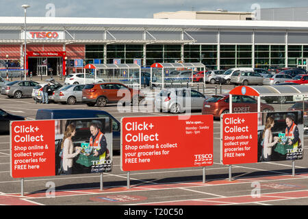 Klicken Sie auf den Supermarkt Tesco Red Store Parkplatz im Killarney Deerpark Shopping Centre, Killarney, County Kerry, Irland Stockfoto