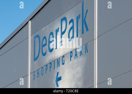 Deerpark Shopping Park Schild an einem Gebäude. Der Shopping Park umfasst mehrere Unternehmen, darunter Argos, M&S, NEXT und Boots, Killarney, Irland Stockfoto