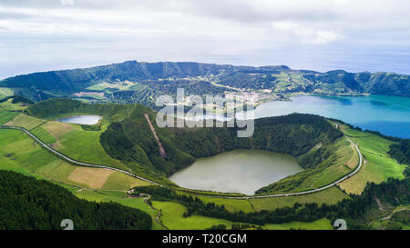 Luftaufnahme von Boca do Inferno - Seen in Sete Cidades vulkanischen Krater auf der Insel San Miguel, Azoren, Portugal Stockfoto