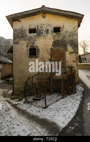 Ein Gebäude im Dorf von Kamno, zwischen Tolmin und Kobarid in Littoral oder Primorska Region North West Slowenien Stockfoto