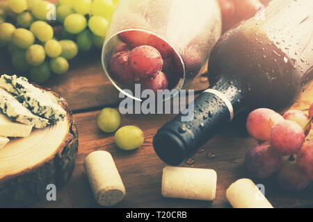 Flasche Rotwein mit Trauben und Blauschimmelkäse Stockfoto