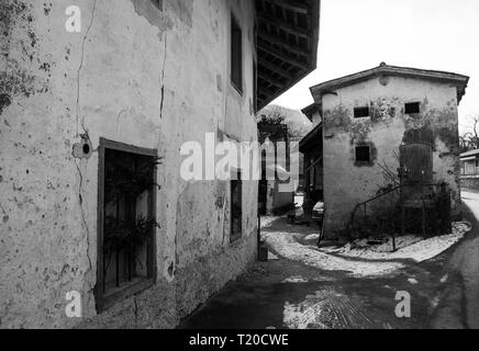 Gebäude im Dorf von Kamno, zwischen Tolmin und Kobarid in Littoral oder Primorska Region North West Slowenien Stockfoto