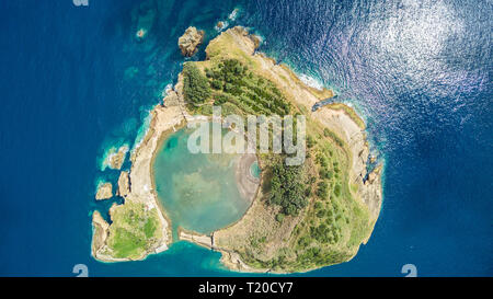 Blick von oben auf die kleine Insel von Vila Franca do Campo ist der Krater eines alten Unterwasser Vulkan in der Nähe von San Miguel, Azoren, Portugal gebildet. Vogelperspektive Stockfoto