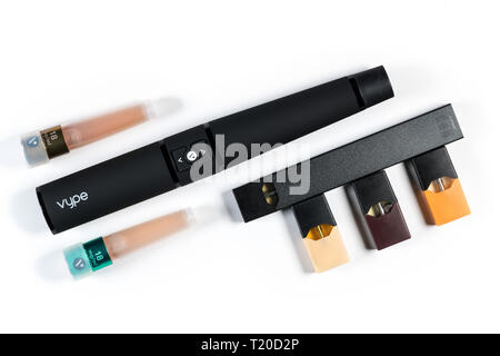 Vype und Juul ecigarette Nikotin Dispenser und Hülsen oder Kappen Stockfoto