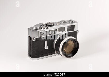 Eine alte Kamera ist auf weißem Hintergrund Stockfoto