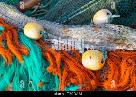 Nordsee Ostfriesische Küste, Fischerdorf Neuharlingersiel, Detail der Fischernetze auf eine Krabbe Cutter, Stockfoto