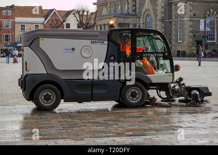 Salisbury, Wiltshire, England, UK. März 2019. Eine mechanische Street Sweeper operative und maschinelle Reinigung der Marktplatz im Stadtzentrum. Stockfoto