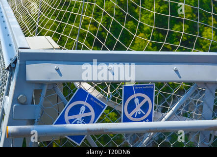 Warnschilder auf der Bungee jamping Plattform - Nicht Rauchen und nichts Werfen Stockfoto